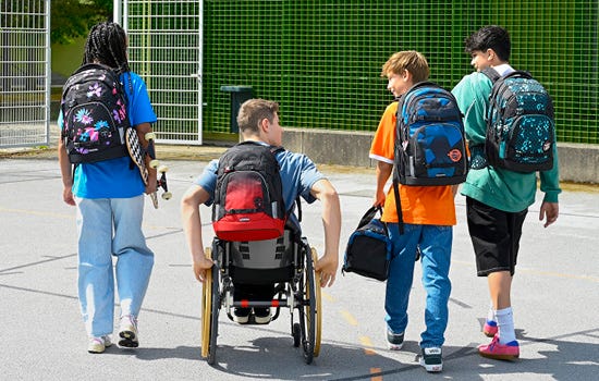 Rucksackmodell MATE in 30 neuen Designs Vier Freunde sind auf einem Sportfeld von hinten zu sehen, einer davon ist im Rollstuhl