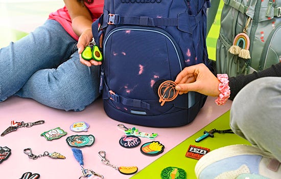 COLOUR UP-Sets Viele verschiedene COLOUR UPs liegen vor einem Rucksack