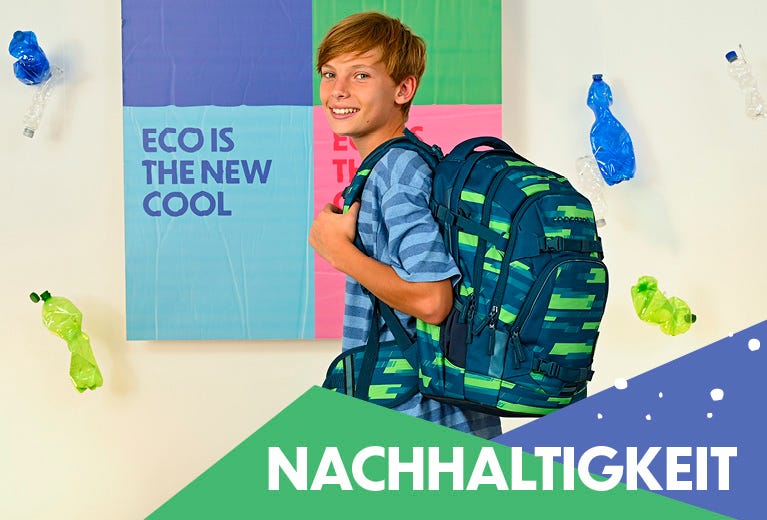 Kind steht mit Schulranzen vor einem Schild und lächelt. Auf dem Schild steht Eco is the new cool