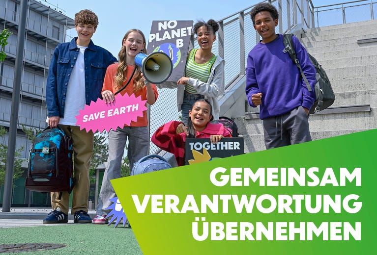 Fünf Kinder stehen draußen vor einer Treppe mit bunten Schildern in der Hand Fünf Kinder stehen draußen vor einer Treppe mit bunten Schildern in der Hand