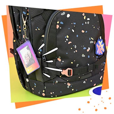 Klett-Patch und Rucksack-Anhänger anbringen